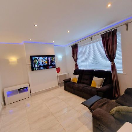 Delightful & Spacious Guest House In Farnworth Near Bolton Hospital מראה חיצוני תמונה