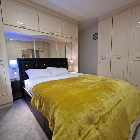 Delightful & Spacious Guest House In Farnworth Near Bolton Hospital מראה חיצוני תמונה