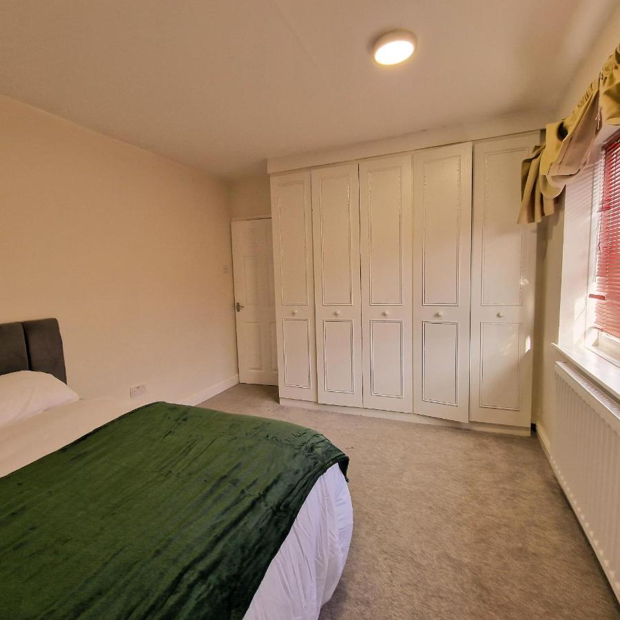 Delightful & Spacious Guest House In Farnworth Near Bolton Hospital מראה חיצוני תמונה
