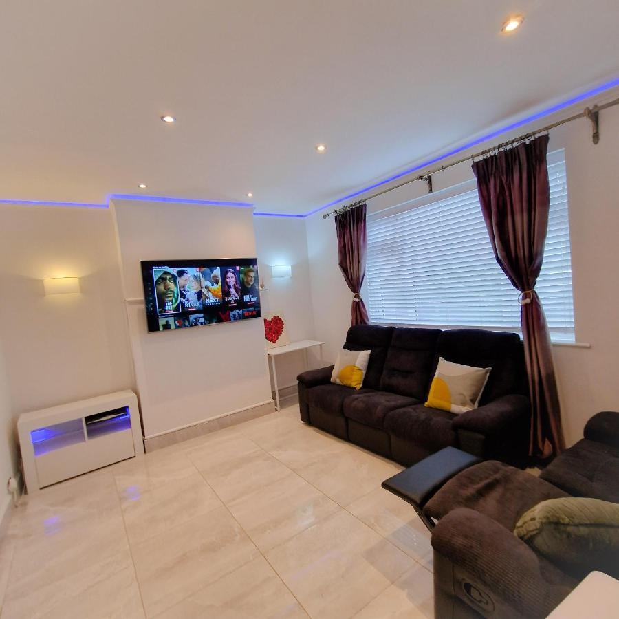 Delightful & Spacious Guest House In Farnworth Near Bolton Hospital מראה חיצוני תמונה
