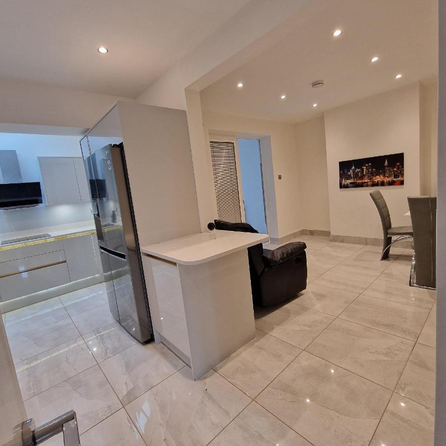 Delightful & Spacious Guest House In Farnworth Near Bolton Hospital מראה חיצוני תמונה