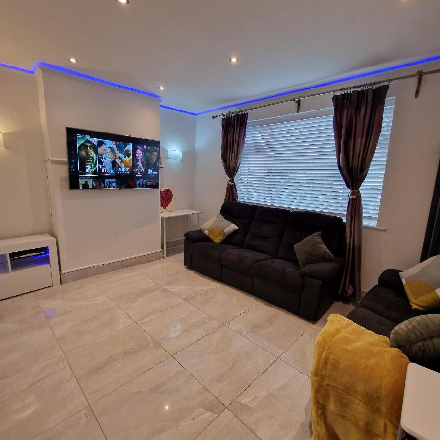 Delightful & Spacious Guest House In Farnworth Near Bolton Hospital מראה חיצוני תמונה