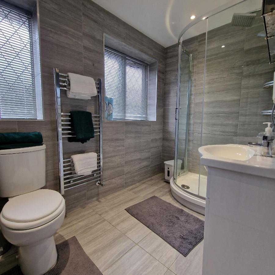 Delightful & Spacious Guest House In Farnworth Near Bolton Hospital מראה חיצוני תמונה
