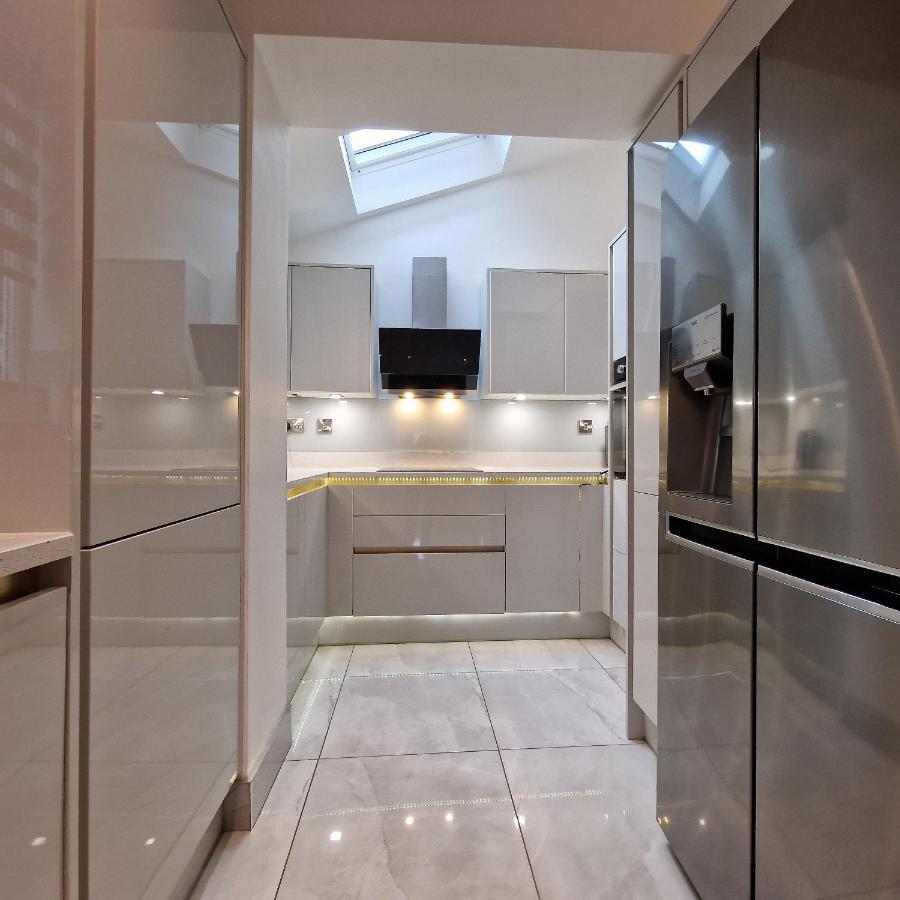 Delightful & Spacious Guest House In Farnworth Near Bolton Hospital מראה חיצוני תמונה