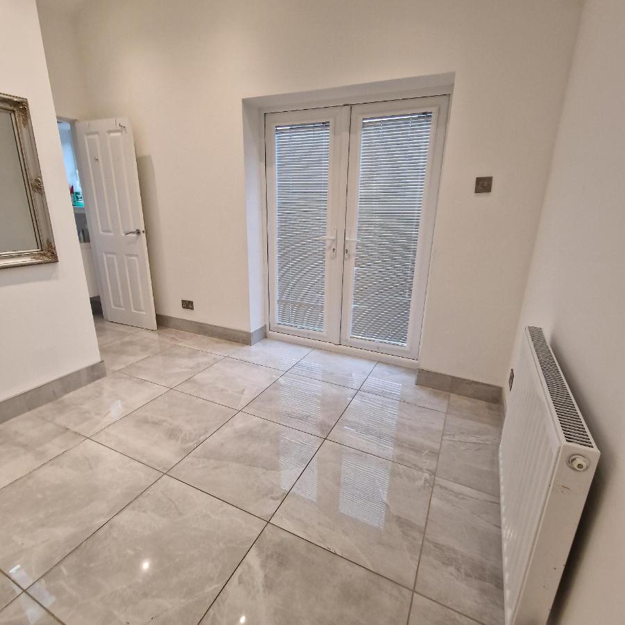 Delightful & Spacious Guest House In Farnworth Near Bolton Hospital מראה חיצוני תמונה