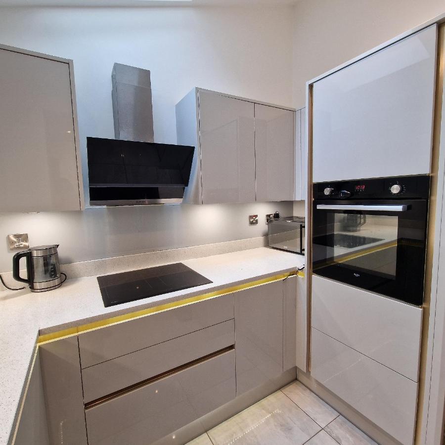 Delightful & Spacious Guest House In Farnworth Near Bolton Hospital מראה חיצוני תמונה