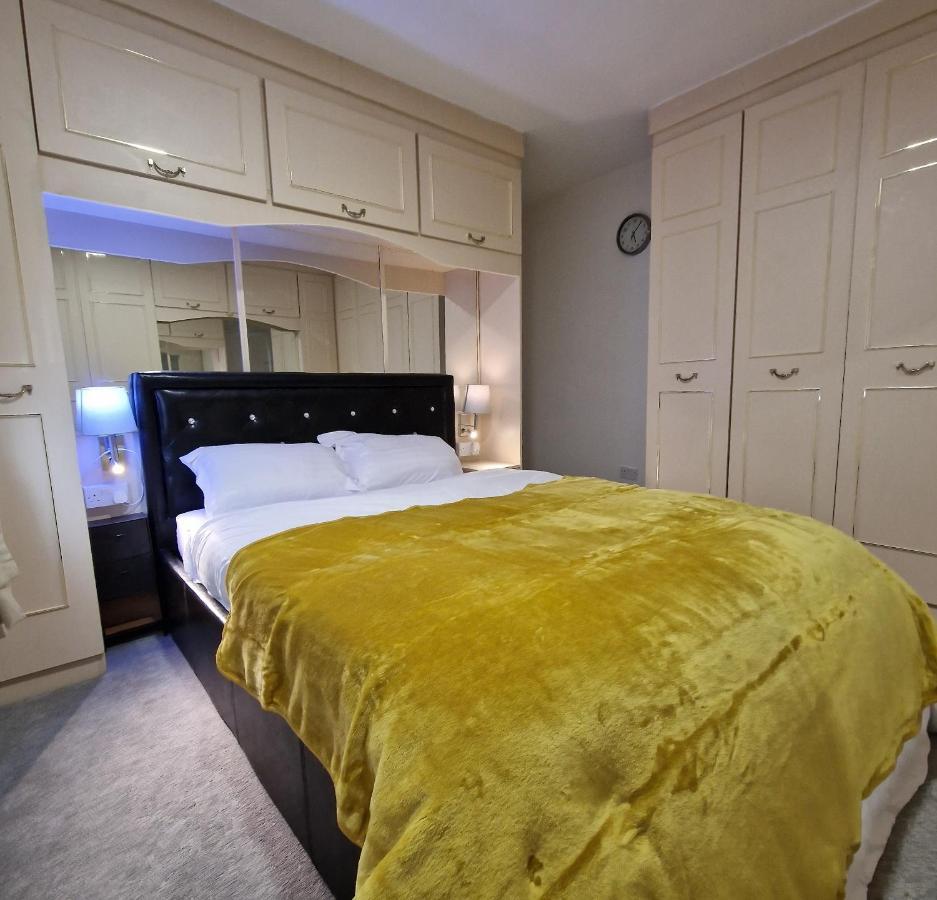 Delightful & Spacious Guest House In Farnworth Near Bolton Hospital מראה חיצוני תמונה