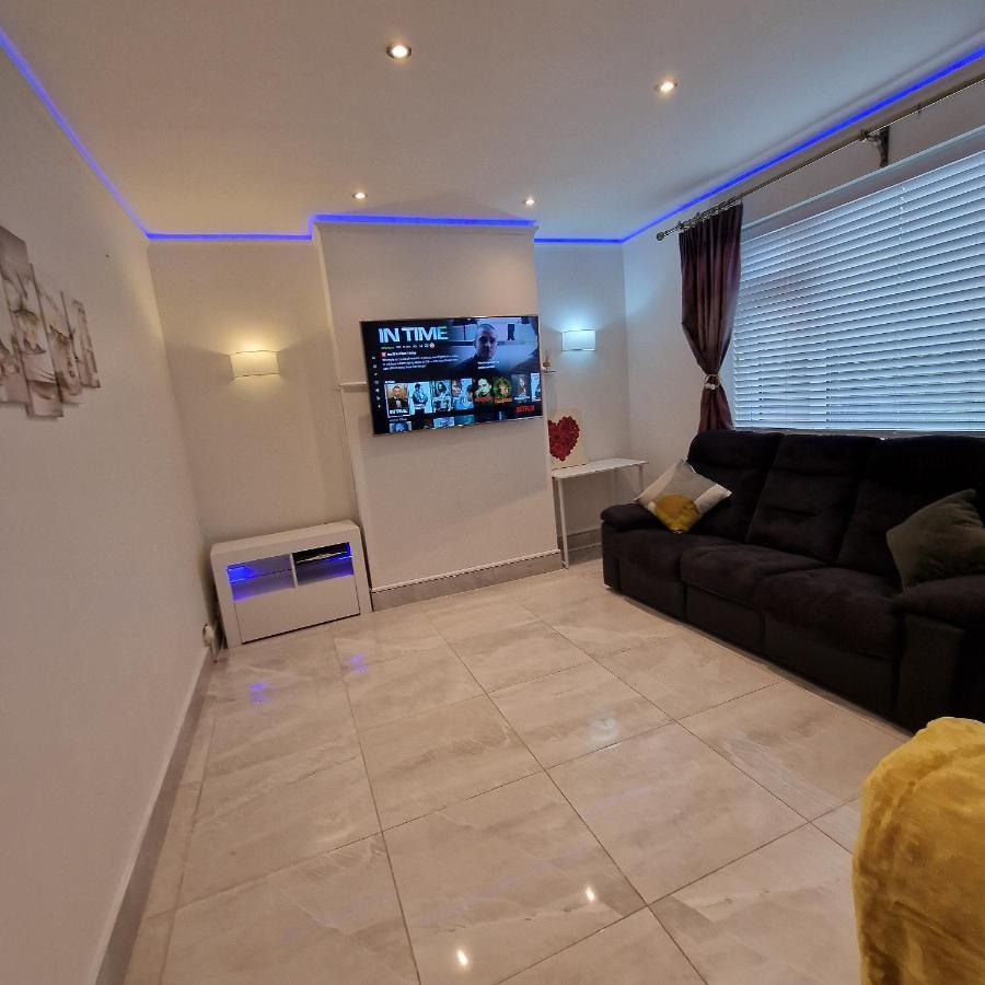 Delightful & Spacious Guest House In Farnworth Near Bolton Hospital מראה חיצוני תמונה