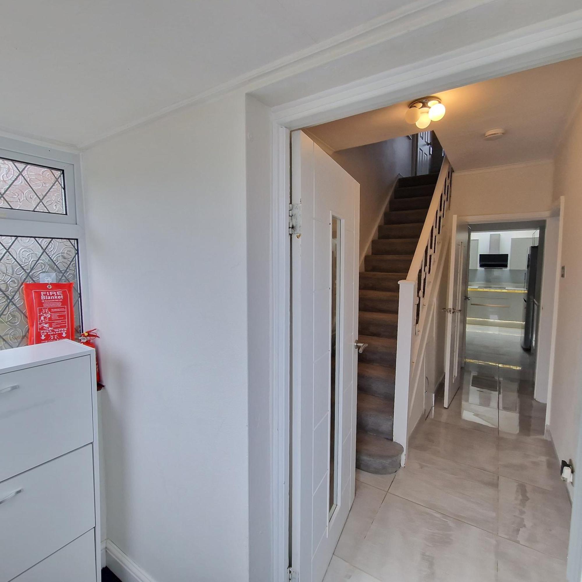 Delightful & Spacious Guest House In Farnworth Near Bolton Hospital מראה חיצוני תמונה